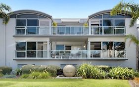 Modern Beach Apartment With Pool & Location